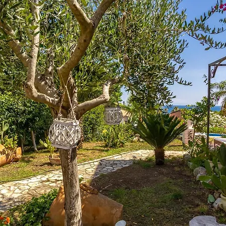 Ele - Pool N Garden Villa *